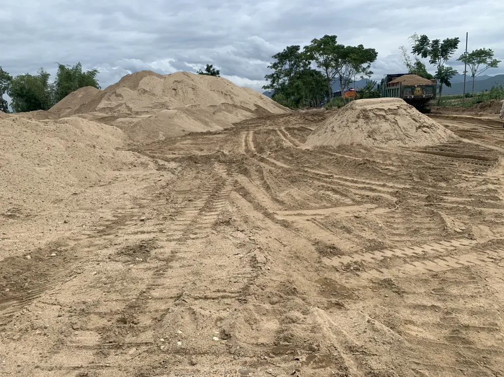 Giá cát tăng cao, thương nhân tỉnh ngoài đổ xô vào Quảng Ngãi mua cát