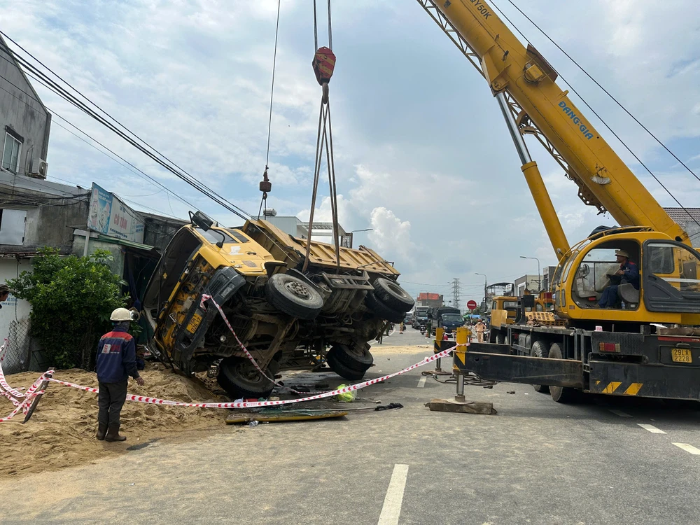 nguyen-nhan-vu-xe-tai-tong-lien-hoan-3-xe-may-roi-lat-vao-nha-dan-o-quang-ngai-2.jpg