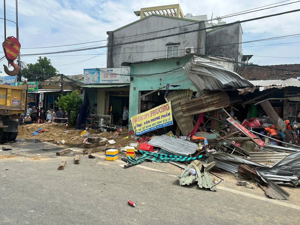 Nguyên nhân vụ xe tải tông liên hoàn 3 xe máy rồi lật vào nhà dân ở Quảng Ngãi
