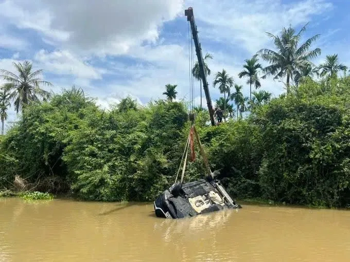 Ông ngoại lái ô tô chở cháu 30 tháng tuổi rơi xuống sông ở Quảng Ngãi