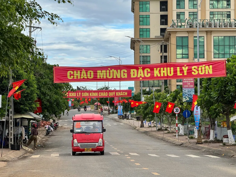 Băng rôn chào mừng đặc khu Lý Sơn được treo ở các tuyến đường chính trên đảo.