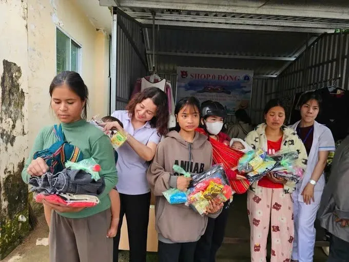 Gian hàng 0 đồng của các bác sĩ trẻ giữa vùng núi cao Quảng Ngãi