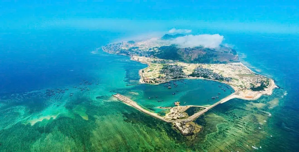 Đảo Lý Sơn có lợi thế phát triển du lịch biển đảo. tinh-quang-ngai-sau-sap-nhap-lien-ket-du-lich-tu-dai-ngan-xuong-bien-khoi-3.jpg
