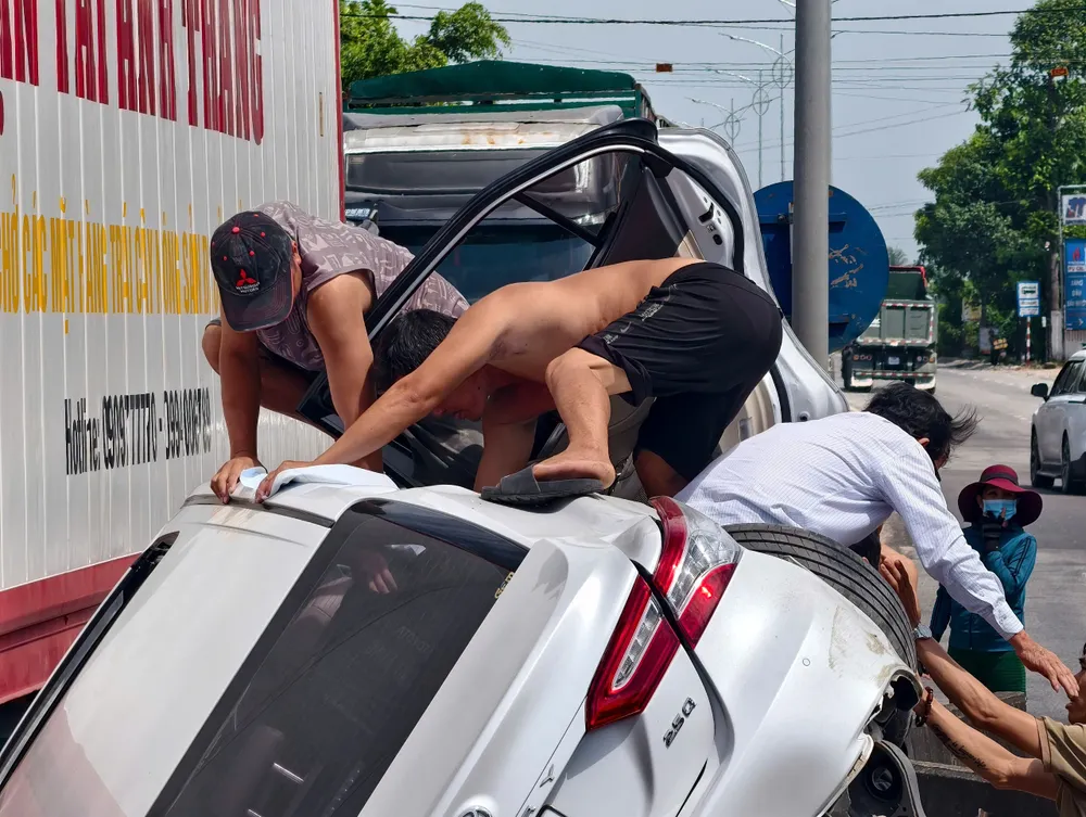 giai-cuu-3-nguoi-ket-trong-o-to-sau-va-cham-voi-xe-dau-keo-o-quang-ngai-4.jpg