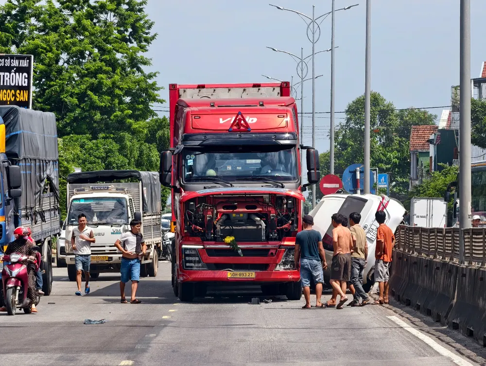Giải cứu 3 người kẹt trong ô tô sau va chạm với xe đầu kéo ở Quảng Ngãi