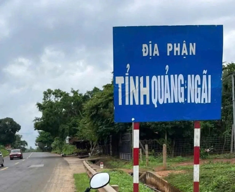 Cận cảnh biển báo "Địa phận tỉnh Quảng Ngãi". Ảnh: MXH quang-ngai-khan-truong-xu-ly-bien-bao-dia-phan-tinh-quang-ngai-nhem-nhuoc-tren-quoc-lo-2.jpg