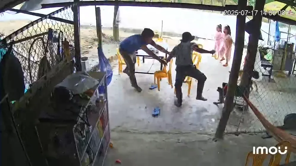 Đâm xong, thủ phạm cầm hung khí bỏ chạy. quang-ngai-dang-trong-quan-nuoc-thi-bi-nguoi-la-xong-vao-dam-trong-thuong-1.jpg