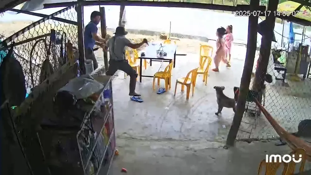 Khi ông Đ đang nằm võng thì thủ phạm xông vào đâm trọng thương. Quảng Ngãi: Đang trông quán nước thì bị người lạ xông vào đâm trọng thương