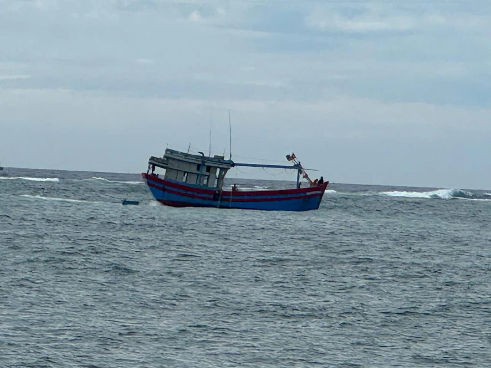 Tàu cá mắc cạn gần đảo Lý Sơn