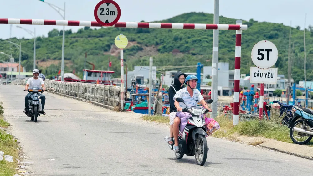 Quảng Ngãi: Dân bất chấp neo tàu vào cây cầu rệu rã dù bị cấm