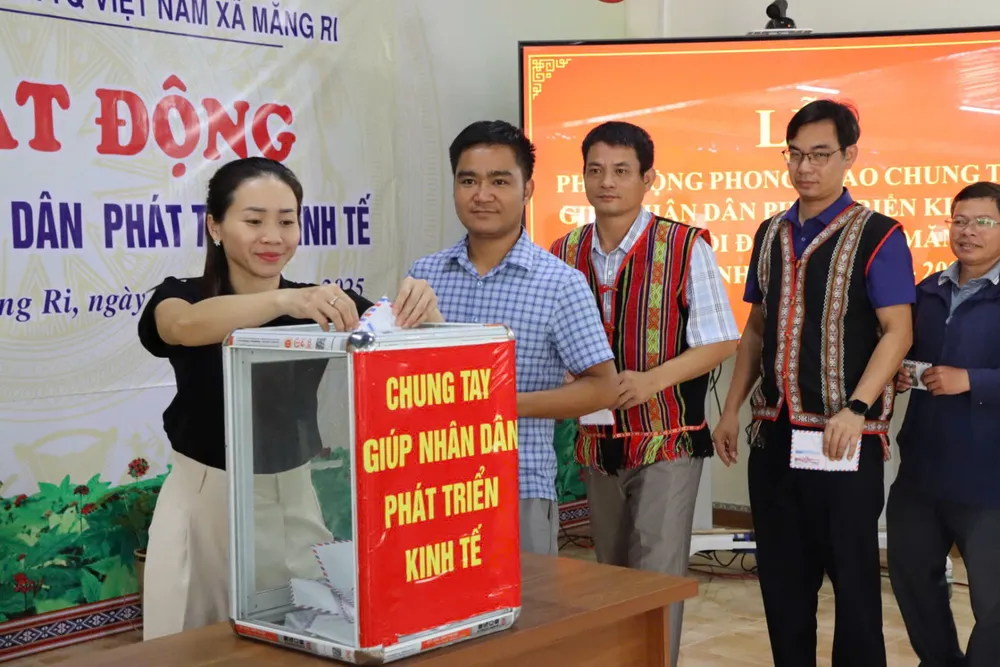 hon-1-8-ty-dong-giup-dan-mang-ri-khoi-phuc-vuon-sam-ngoc-linh-va-ca-phe-bi-tan-pha-do-bao (2).jpg