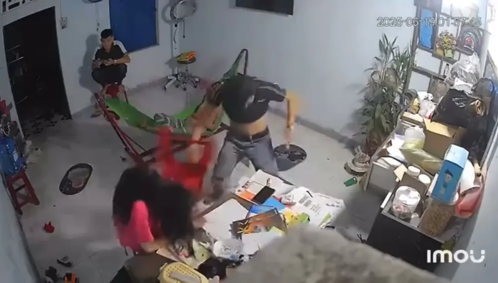 Công an vào cuộc vụ anh ruột đập đầu em gái nhiều lần bằng ghế nhựa
