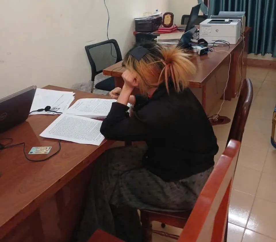 Giải cứu thiếu nữ bị chủ quán karaoke giữ, ép viết giấy nợ