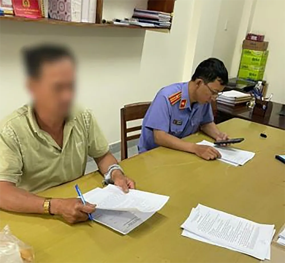 Đang chở 2 con tê tê quý hiếm đi tiêu thụ thì bị bắt