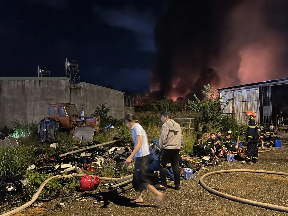 Cháy kho phế liệu ở Quảng Ngãi, cột khói bốc cao hàng chục mét