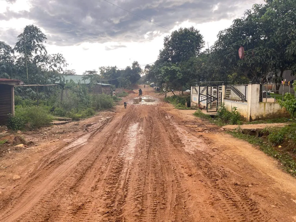 Thêm nhiều tuyến đường phía tây Quảng Ngãi hư hỏng nặng do mưa lớn