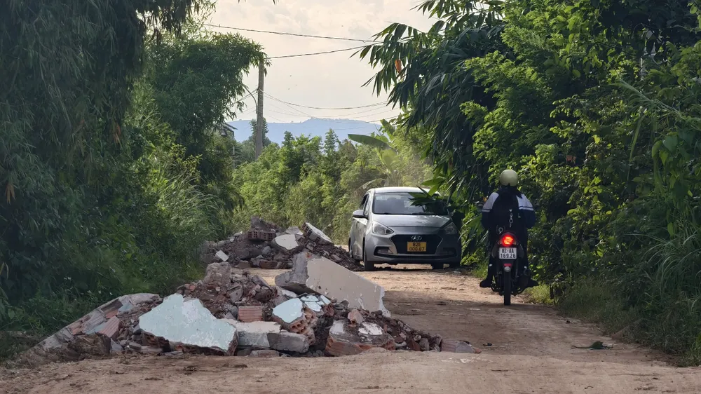 cau-121-ti-dong-xay-xong-3-nam-nam-cho-duong-dan (2).jpg