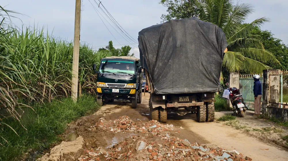 cau-121-ti-dong-xay-xong-3-nam-nam-cho-duong-dan (3).jpg