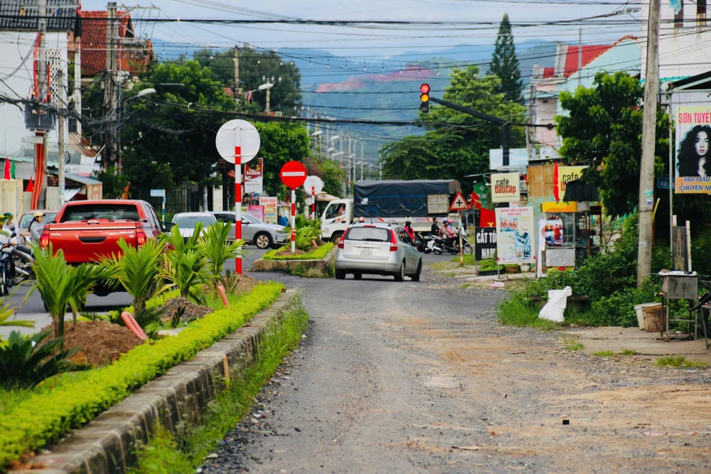 5-nam-doi-mot-doan-duong-2-7km-nguoi-dan-chan-khong-muon-noi (7).jpg