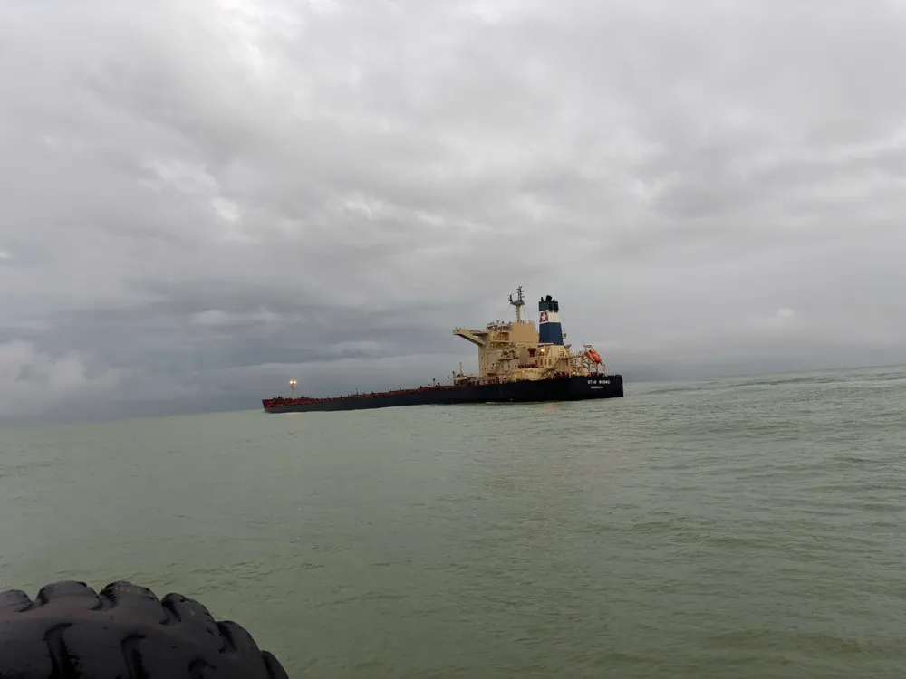 Tàu chở 175 ngàn tấn quặng sắt mắc cạn ở Dung Quất, nguy cơ tràn dầu