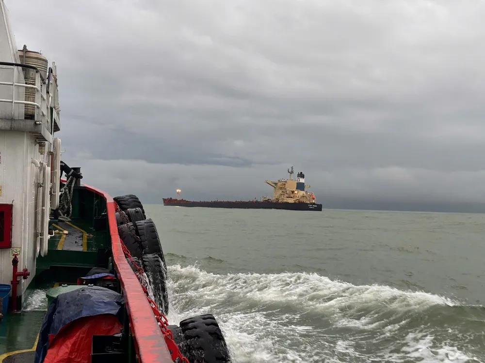 Tàu chở 175 ngàn tấn quặng sắt mắc cạn ở Dung Quất, nguy cơ tràn dầu