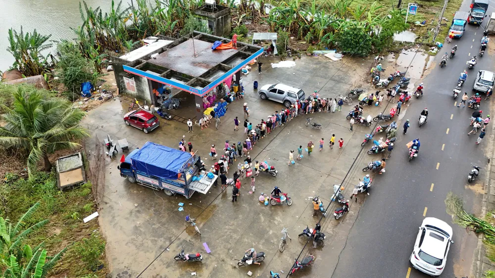 Trên nhiều cung đường dẫn vào xã, người dân xếp hàng nhận hàng cứu trợ. Nhiều người bật khóc khi nhận được những nhu yếu phẩm đầu tiên sau nhiều ngày bị cô lập. Với họ, lúc này, quý nhất là gạo, quần áo khô, mền ấm, bởi trời lạnh, nhà cửa còn ngổn ngang bùn đất.