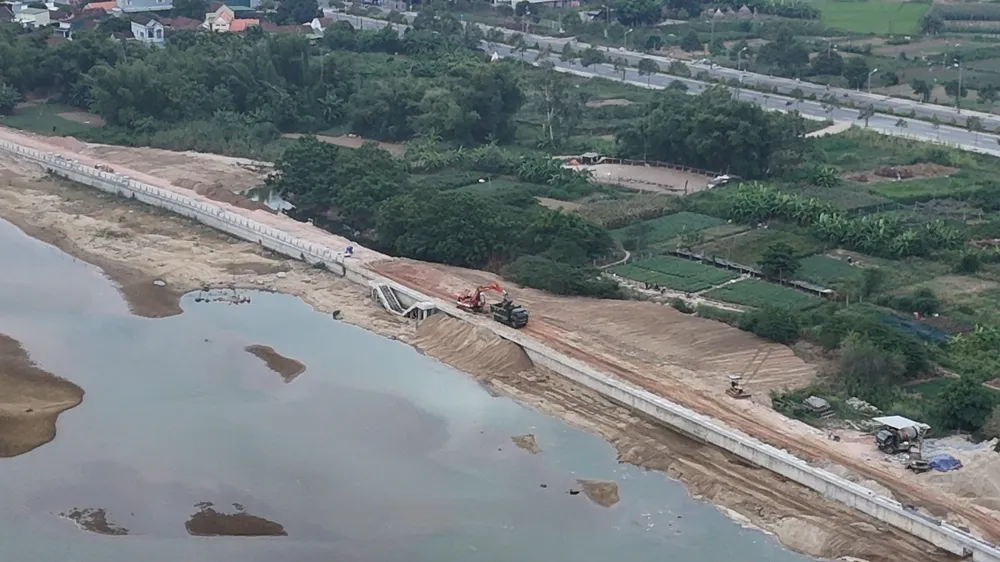 vu-tuong-cat-cong-trinh-ke-o-quang-ngai-ra-ngoai-xa-bao-xe-cho-xa-ban-cong-an-xac-dinh-khai-thac-cat-trai-phep (8).jpg