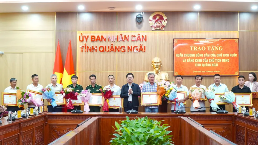 trao-huan-chuong-dung-cam-cho-nguoi-ly-son-lao-ra-bien-cuu-nguoi-roi-mat-tich-trong-bao (2).jpg