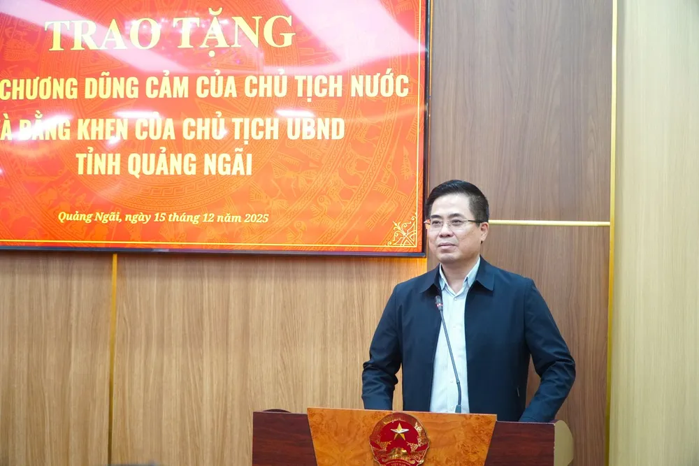 trao-huan-chuong-dung-cam-cho-nguoi-ly-son-lao-ra-bien-cuu-nguoi-roi-mat-tich-trong-bao (3).jpg