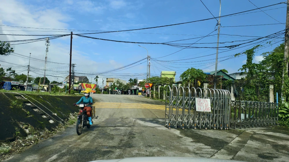 Biển yêu cầu nộp tiền trước khi ra khỏi cảng cá Tịnh Hòa.