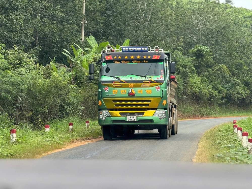 cat-soi-phia-tay-quang-ngai-khan-hiem-gia-bi-day-len-cao- (2).jpg