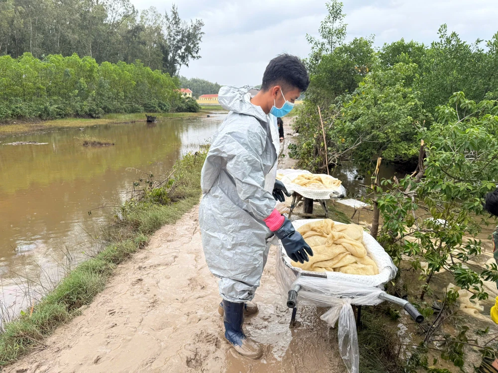 chum-anh-khan-truong-khac-phuc-su-co-tran-dau-tai-quang-ngai (16).jpg