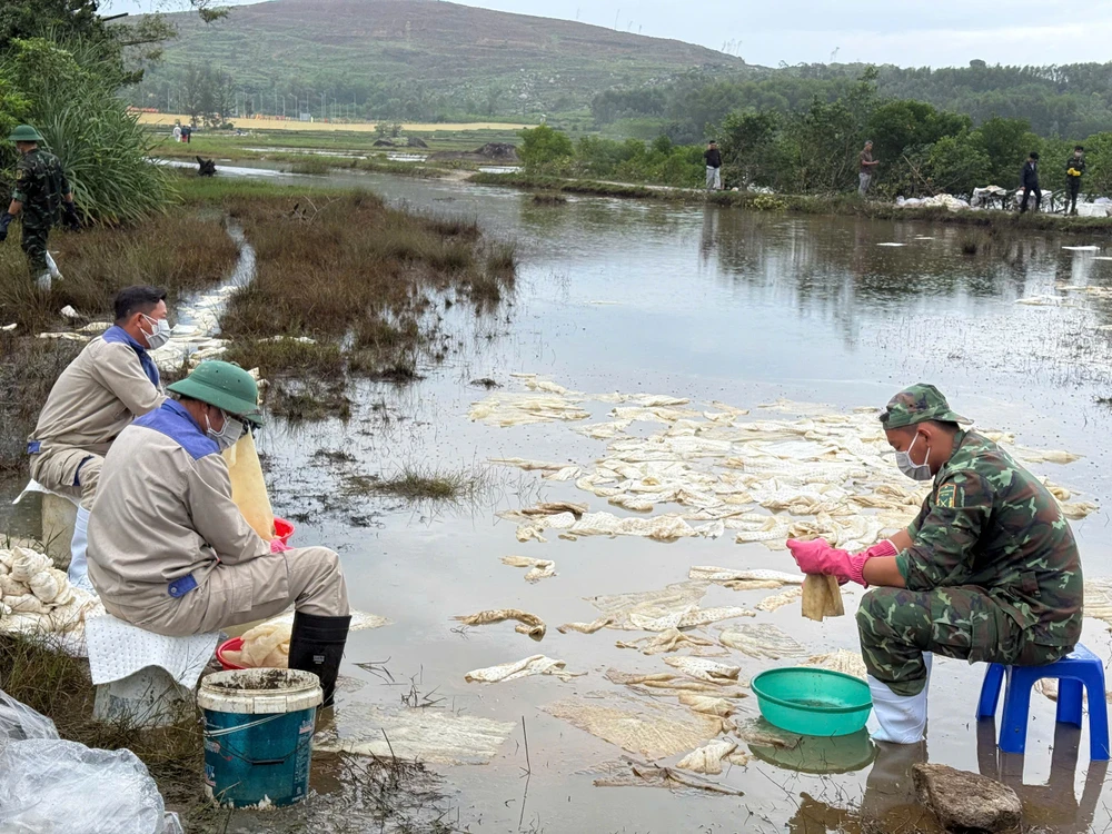 chum-anh-khan-truong-khac-phuc-su-co-tran-dau-tai-quang-ngai (19).jpg