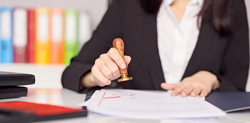 Người dân không nhất thiết phải về quê để chứng thực sơ yếu lý lịch. Ảnh minh họa