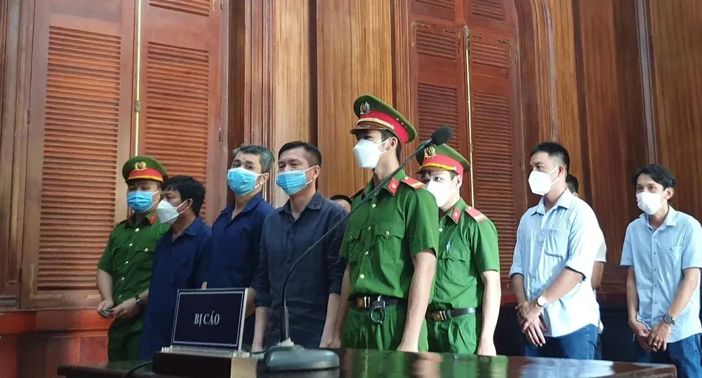 Các bị cáo tại tòa. Ảnh: HOÀNG YẾN