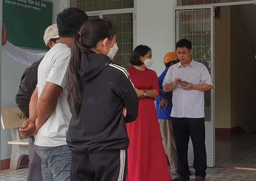 Người thân cháu L. đến trụ sở UBND phường Tân An yêu cầu làm rõ sự việc. Ảnh: HT Người thân cháu L. đến trụ sở UBND phường Tân An yêu cầu làm rõ sự việc. Ảnh: HT