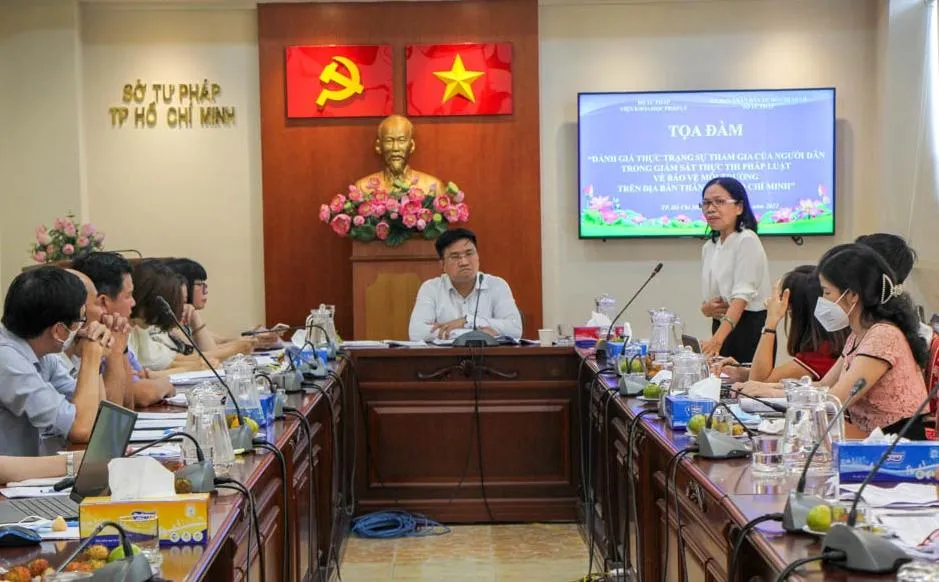 Bà Nguyễn Thị Kim Liên, Trưởng phòng Quản lý Xử lý Vi phạm hành chính, Sở Tư pháp TP.HCM phát biểu tại buổi tọa đàm. Ảnh: DƯƠNG HOÀNG