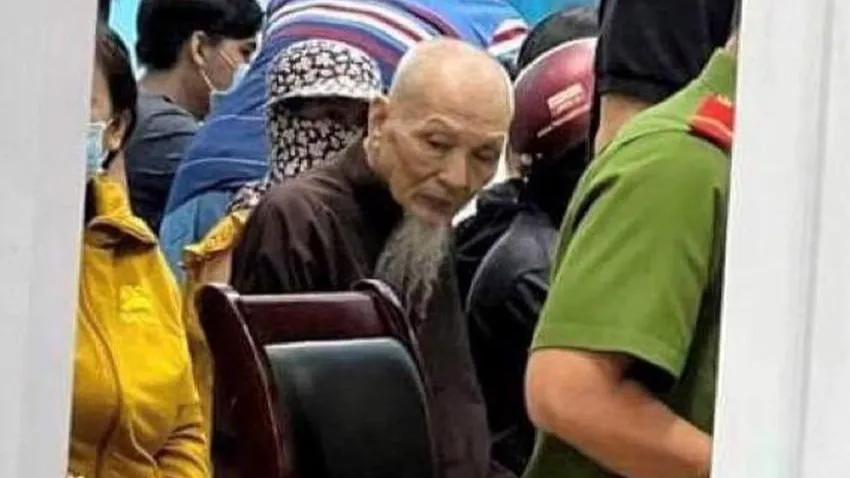 Hình ông Lê Tùng Vân trên mạng xã hội xuất hiện tại TP.HCM làm CCCD. Ảnh: MXH