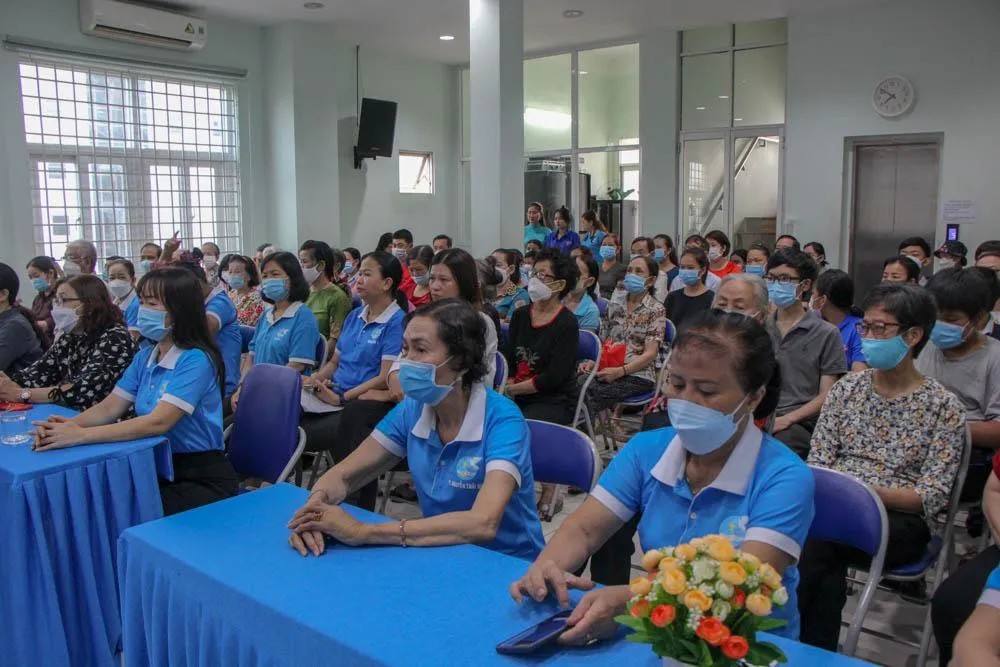 Nhiều người dân theo dõi phiên tòa giả định. Ảnh: DƯƠNG HOÀNG Nhiều người dân theo dõi phiên tòa giả định. Ảnh: DƯƠNG HOÀNG