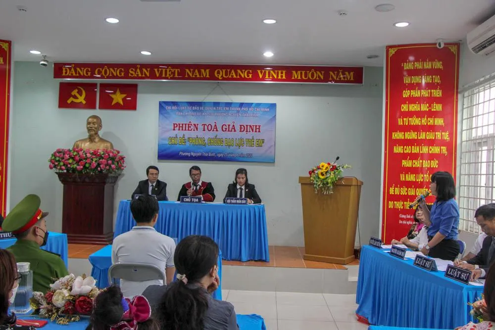 Toàn cảnh phiên tòa giả định được tổ chức tại UBND phường Nguyễn Thái Bình, quận 1. Ảnh: DƯƠNG HOÀNG Toàn cảnh phiên tòa giả định được tổ chức tại UBND phường Nguyễn Thái Bình, quận 1. Ảnh: DƯƠNG HOÀNG