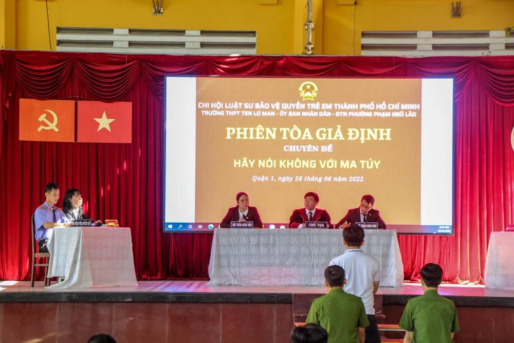 Phiên tòa giả định về phòng, chống ma túy tổ chức tại trường THPT Ernst Thalmann, quận 1, TP.HCM. Ảnh: DƯƠNG HOÀNG Phiên tòa giả định về phòng, chống ma túy tổ chức tại trường THPT Ernst Thalmann, quận 1, TP.HCM. Ảnh: DƯƠNG HOÀNG
