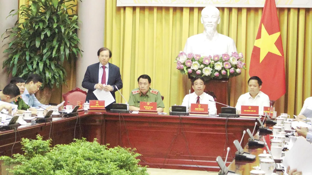 Ông Tạ Quang Đông, Thứ trưởng Bộ VH-TT&amp;DL (đứng) thông tin tới báo chí tại cuộc họp - Ảnh: MINH TRÚC