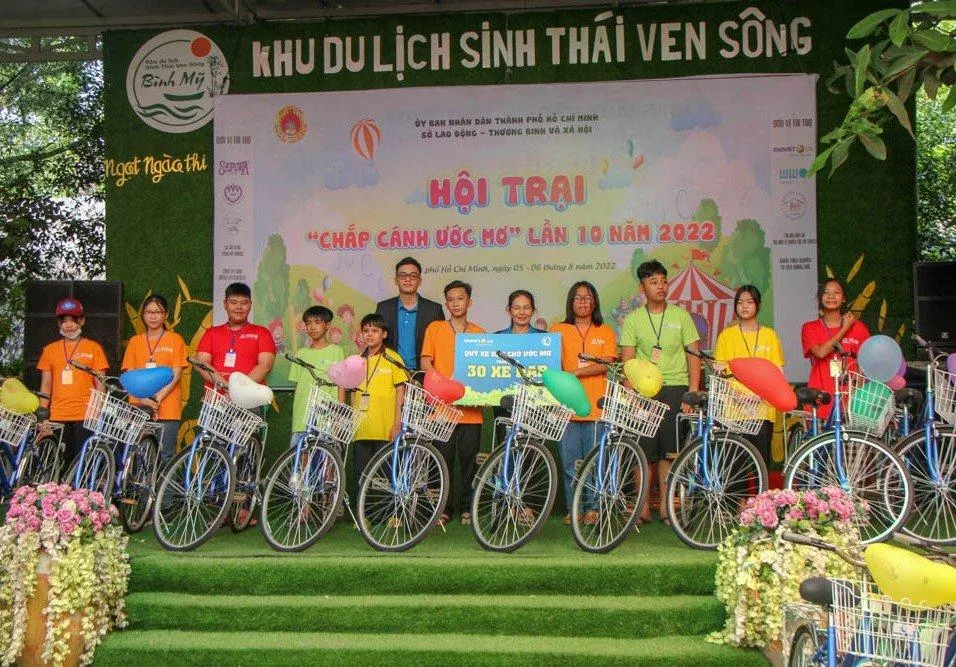 Trước đó các em nhỏ đã tham gia phần trao tặng quà, học bổng tại buổi khai mạc của Hội trại “Chấp cánh ước mơ” ngày 5-6. Ảnh: DƯƠNG HOÀNG Trước đó các em nhỏ đã tham gia phần trao tặng quà, học bổng tại buổi khai mạc của Hội trại “Chấp cánh ước mơ” ngày 5-6. Ảnh: DƯƠNG HOÀNG