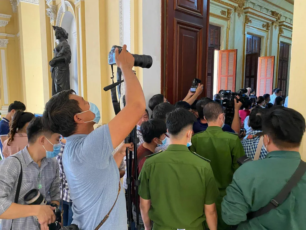 Phóng viên đang tác nghiệp tại một phiên tòa. Ảnh minh họa: TRƯỜNG GIANG