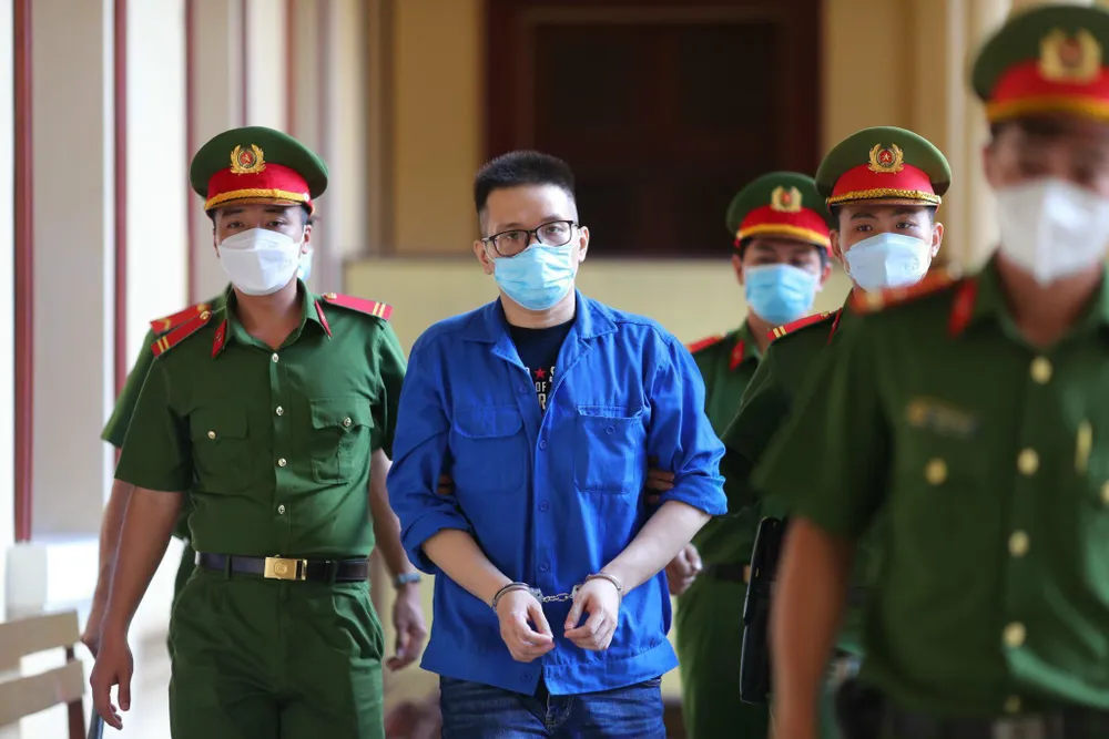 Nhâm Hoàng Khang được đưa đến phiên xử. Ảnh: HY