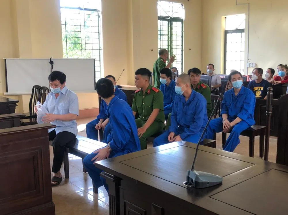 Bị cáo Trí (áo sơ mi xanh da trời) bị tuyên 8 năm tù. Ảnh: MC