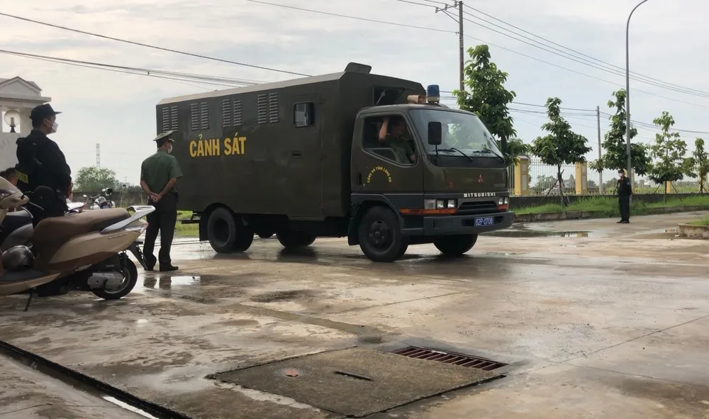 Xe chở các bị cáo đến tòa