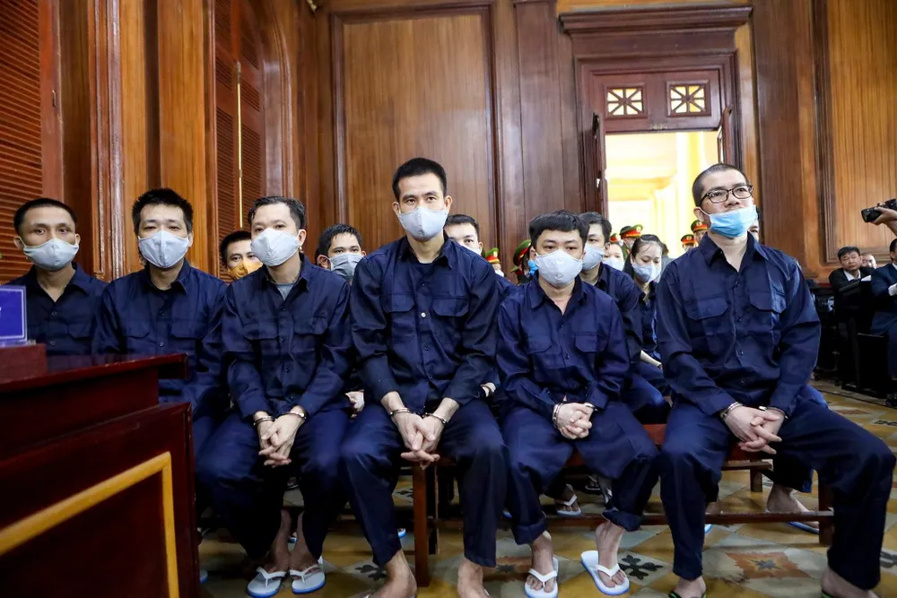 Nguyễn Thái Luyện (ngoài cùng bên phải) cùng các đồng phạm tại tòa. Ảnh: NGUYỆT NHI
