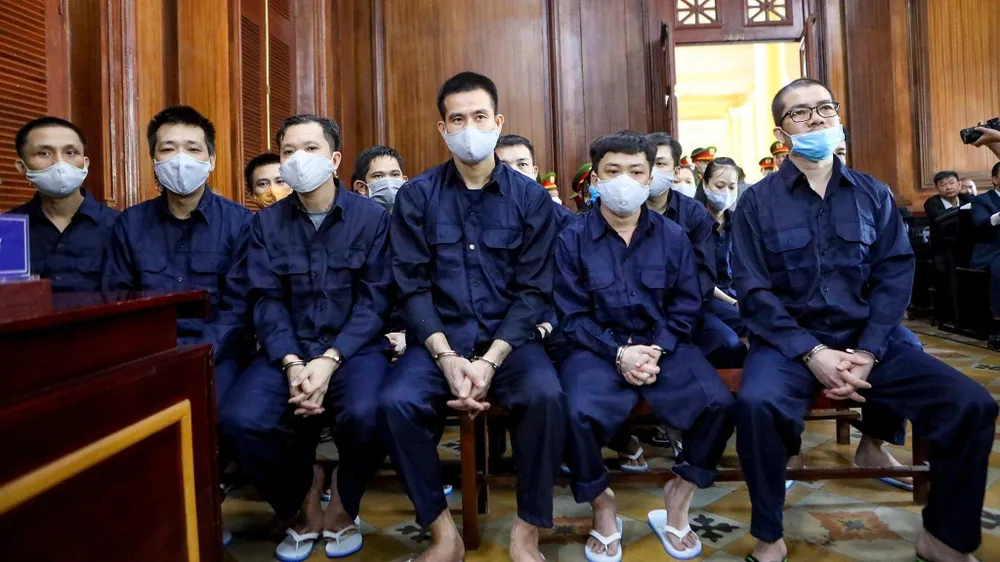 Nguyễn Thái Luyện cùng các đồng phạm tại toà. Ảnh: NGUYỆT NHI Nguyễn Thái Luyện cùng các đồng phạm tại toà. Ảnh: NGUYỆT NHI