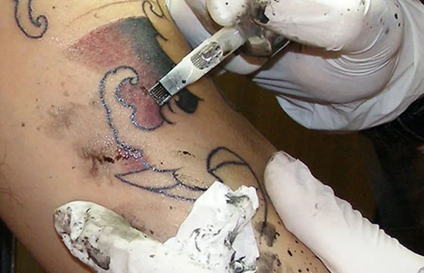 Một số công dân lợi dụng việc xăm hình để trốn nghĩa vụ quân sự. Ảnh minh họa: TRẦN NGỌC